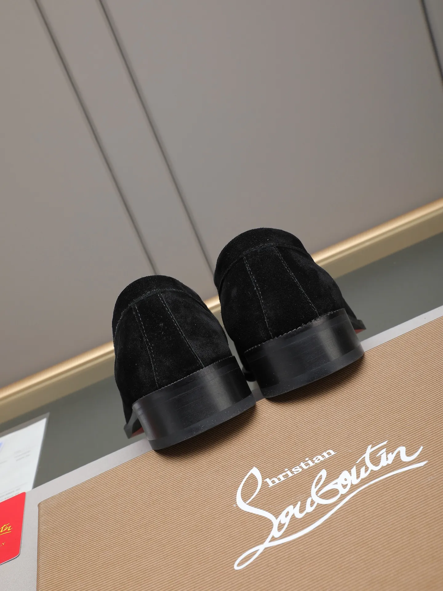 PP580 CL New formal dress shoes Christia* Loubouti* red-soled shoes GREGGO men's Oxford shoes Official price Made of imported high-mercerized suede, glossy small square tip design, iconic red outsole, extremely personalized shoe style, original color cowhide lining, original Italian leather outsole; fine workmanship, bringing you a luxurious experience. Clean silhouette and straightforward, GREGGO men's Oxford shoes It is an Oxford shoe type born for city roaming. Standard leather shoe size: 38～44# (45🉑️customized)